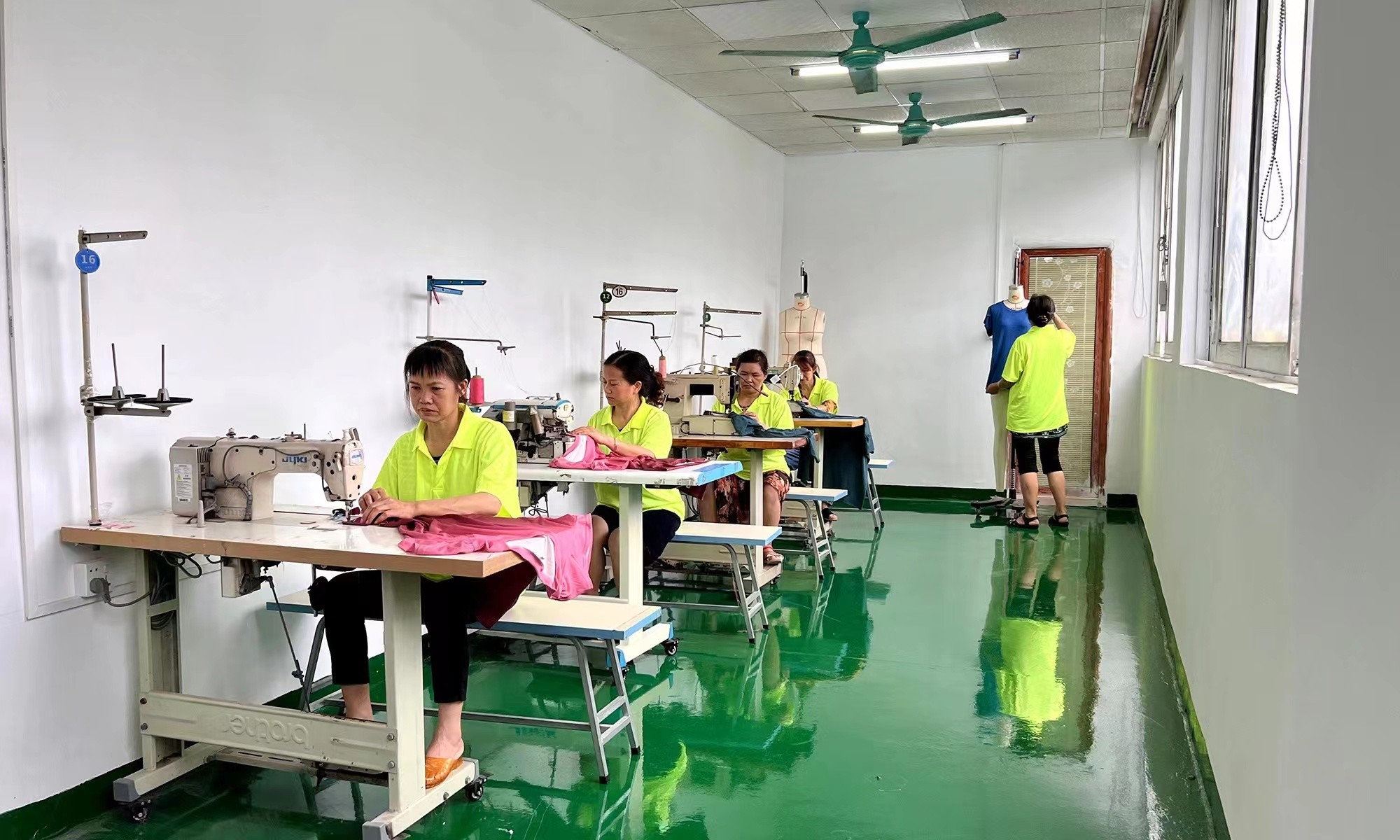 Guangzhou Vinas clothing technology Co., LTD สายการผลิตของโรงงาน