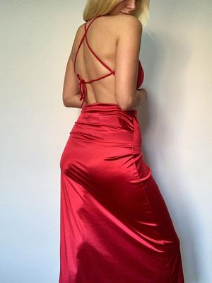 แฟชั่นขายร้อน สีแข็งแขวนคอไม่มีหลัง เข็มขัดบาง ผูกกระโปรง hip sexy แบ่งชุด