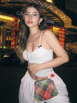 แฟชั่นใหม่ของผู้หญิงที่แต่งเอง เซ็กซี่ สะอาดลมหวานและรสชาติรสชาติดี เข็มขัดเล็กกับเสื้อเบสผู้หญิง